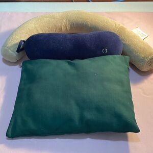 2 Vibrating Massagers + Travel Pillow